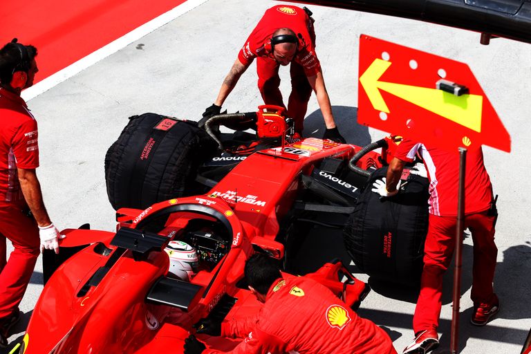 Ferrari on sel hooajal paistnud silma suurepäraste startidega. Kas nende taga on roolirattale toodud salapärased nupud, mille saladust üritataksegi varjata?