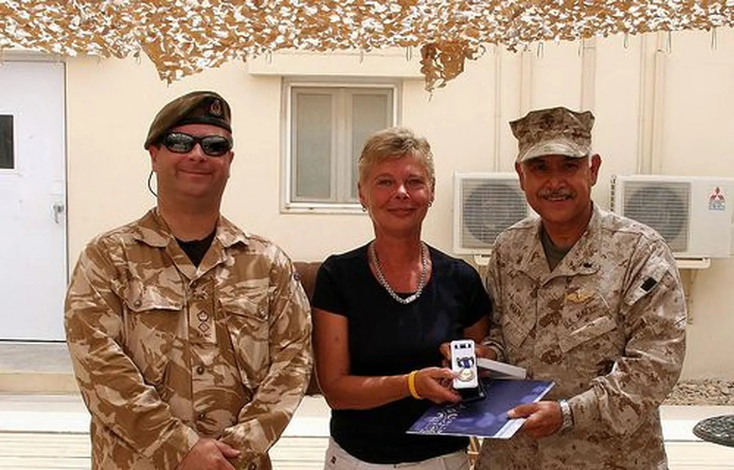 Anu Raisma NATO medalit saamas.