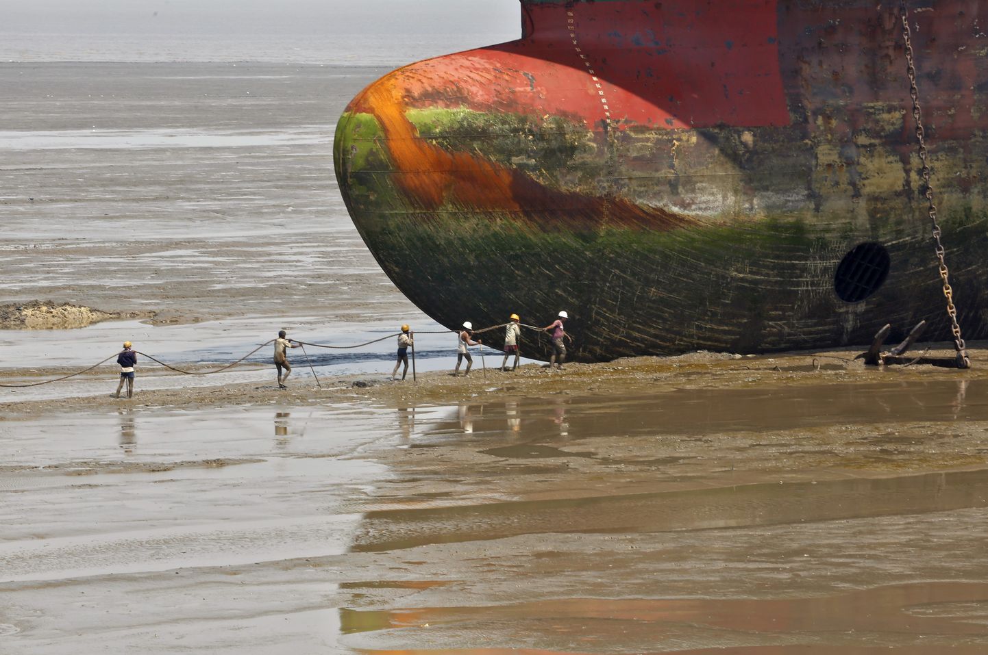 India töölised tükeldamiseks randa sõidetud laeva juures Alangi laevaromulas