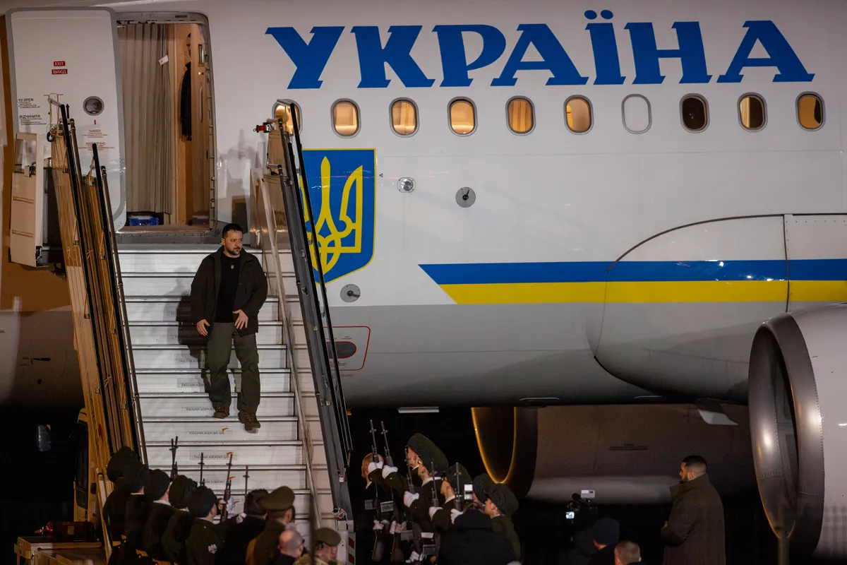 Ukraina president Volodõmõr Zelenskõi visiit sai alguse kell 22 kolmapäeva õhtul, lennujaamas oli presidendil vastas auvahtkond.