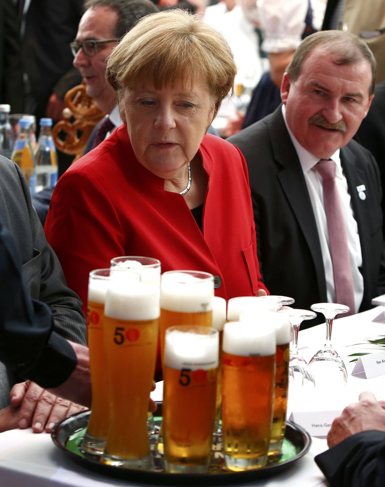 Õlu maitseb hea – sel arvamusel on ka tähtpäeva puhul Baierimaad külastav kantsler Angela Merkel.