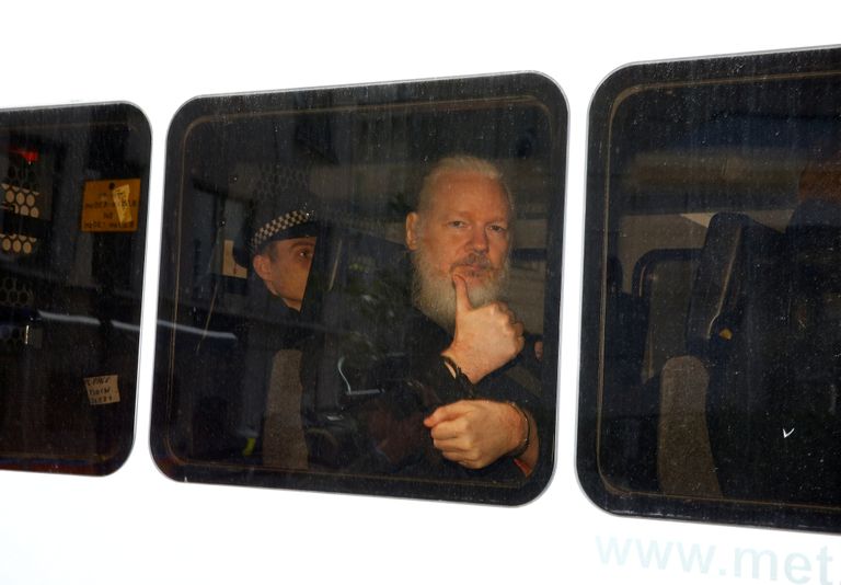 Julian Assange pärast Londonis Ecuadori saatkonnas arreteerimist politseibussis 11. aprillil 2019.