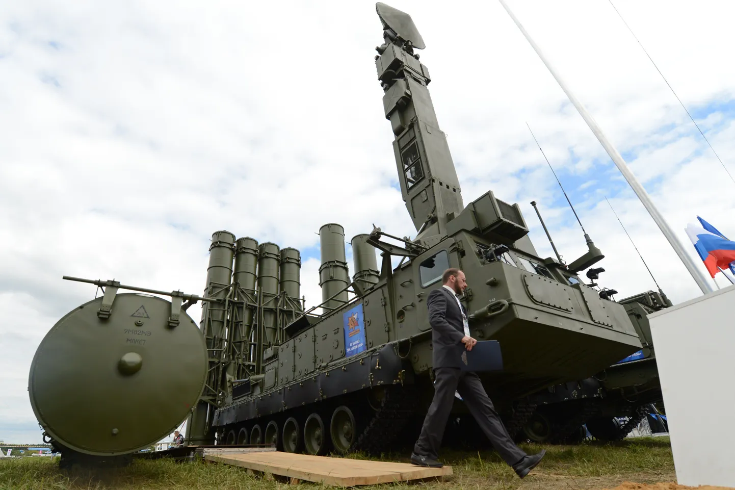 Система противовоздушной обороны С-300В4 "Антей-2500".