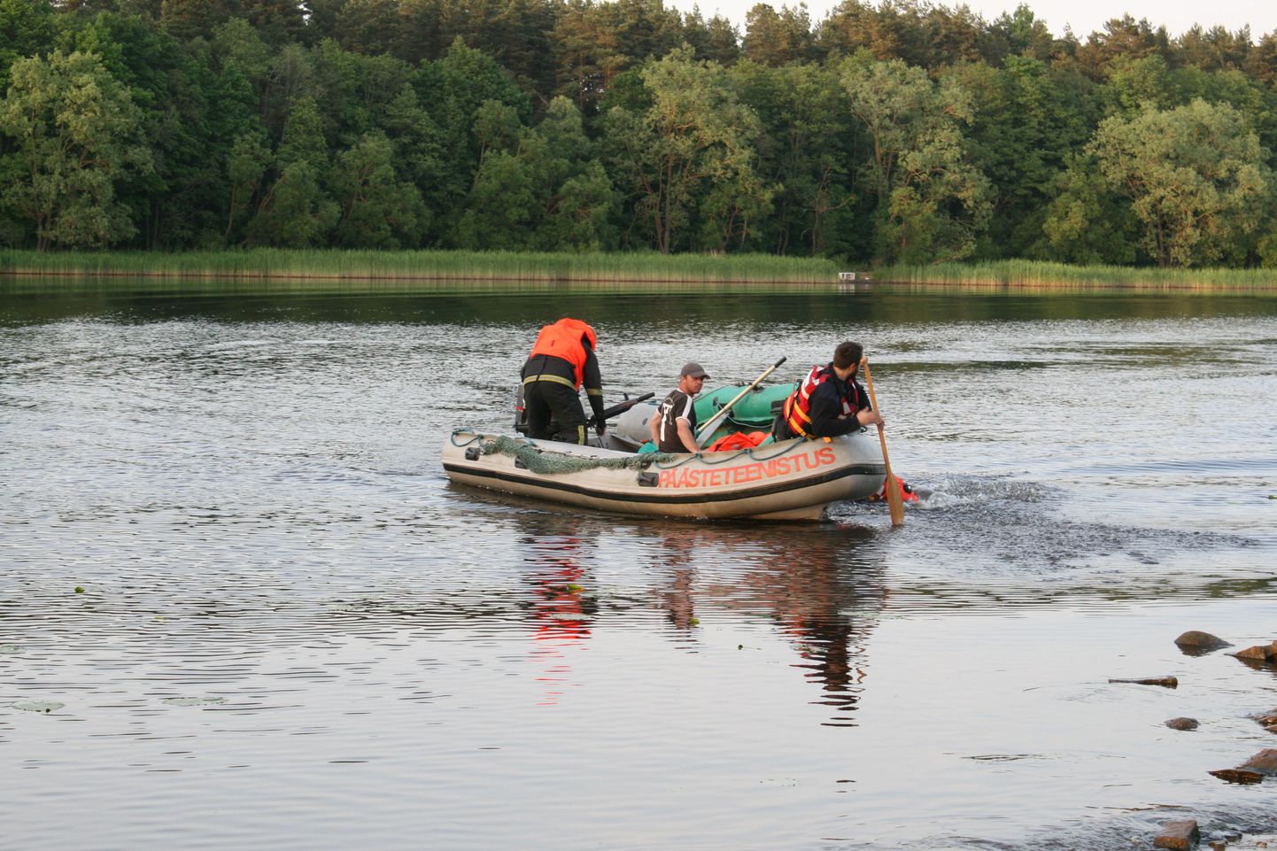 Päästjad tõid laupäeva õhtul kaldale paadiga Pärnu jõel triivinud kalamehe.