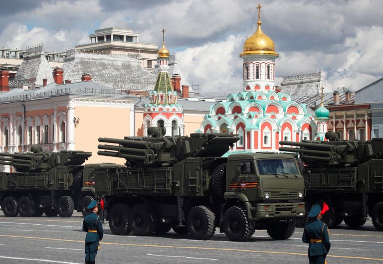 Российские системы ПВО "Панцирь-C" на Красной площади Москвы в 2021 году. Такие системы в январе 2023 года стали устанавливать прямо на здания Минобороны РФ и рядом с другими стратегическими объектами в России.