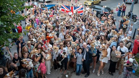V Rigi že tretje leto zapored potekal sprehod korgijev v spomin na kraljico Elizabeto II.