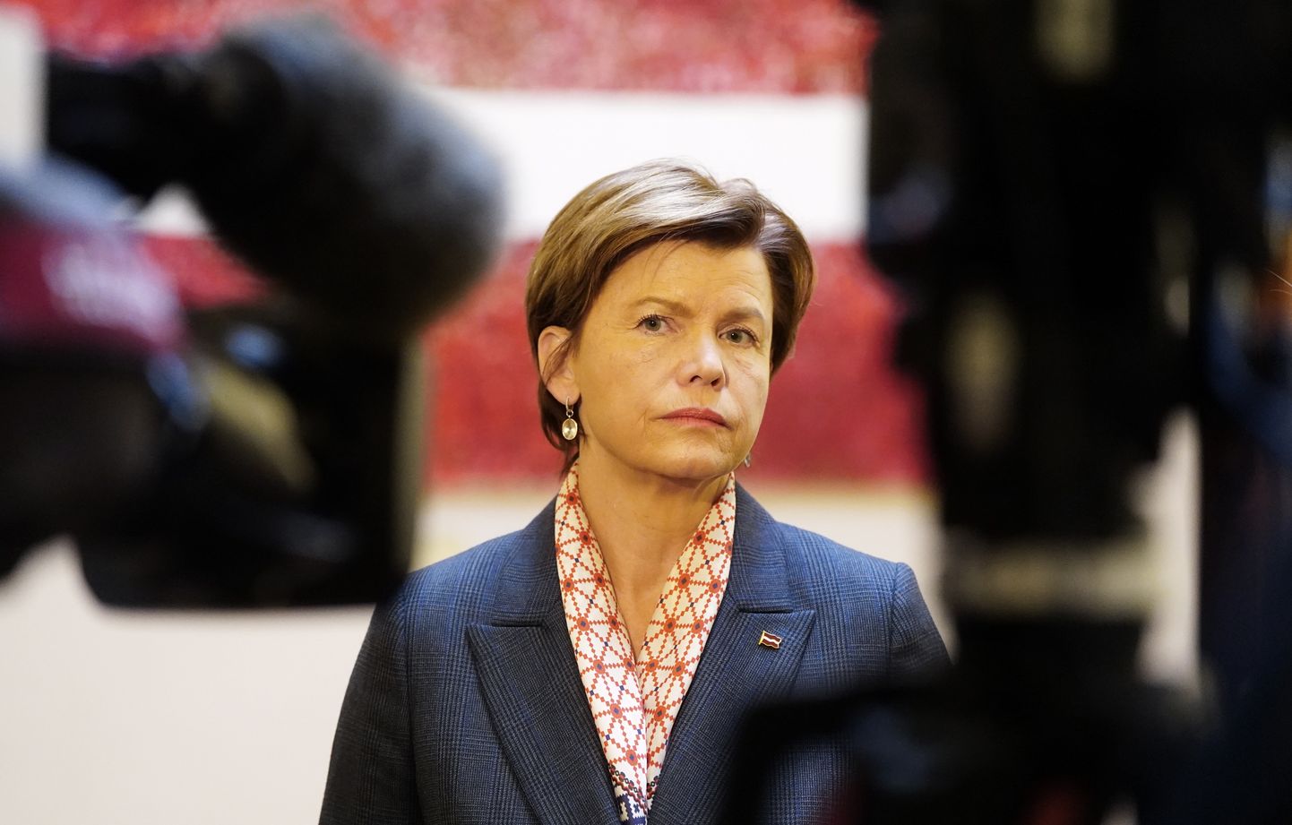 Jaunievēlētā ārlietu ministre Baiba Braže atbild uz žurnālistu jautājumiem Saeima ārkārtas sēdes laikā, kurā lēma par uzticības izteikšanu diplomātei, topošajai ārlietu ministrei Baibai Bražei.