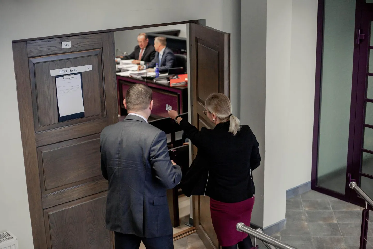 10. aprillil käis tunnistusi andmas linnapea Romek Kosenkranius.