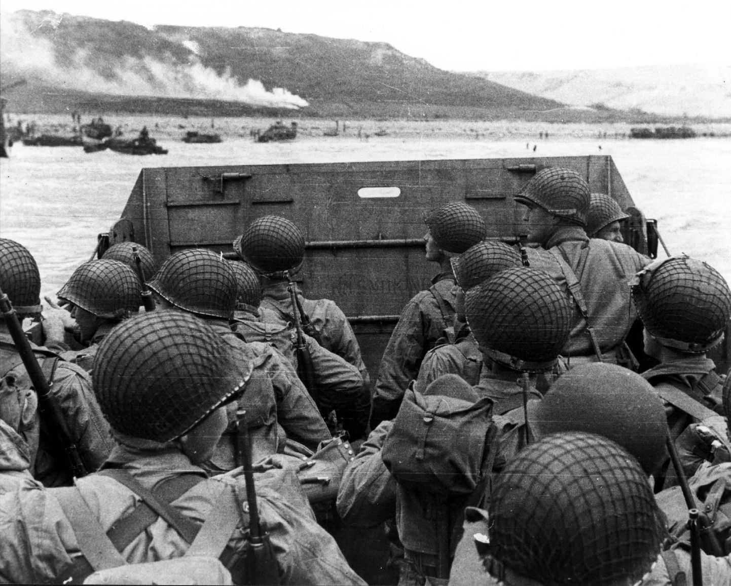 ASV karavīri tuvojas Normandijas pludmalei D-dienā 1944. gada 6. jūnijā.