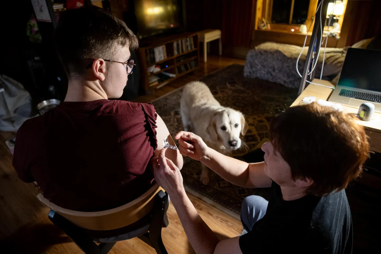 Mattiase ema Piret paigaldab pojale glükoosimonitori, et veresuhkrut oleks võimalik jälgida. Mattiase eluunistus on saada piloodiks, kuid diabeedi tõttu võib see olla raskendatud.