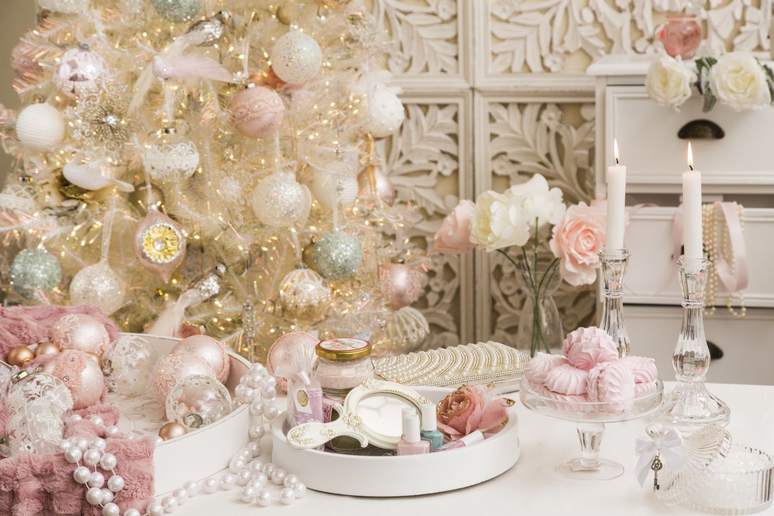 Tänavu on kõige trendikamad jõulud roosad, eukalüptirohelise lisandiga.