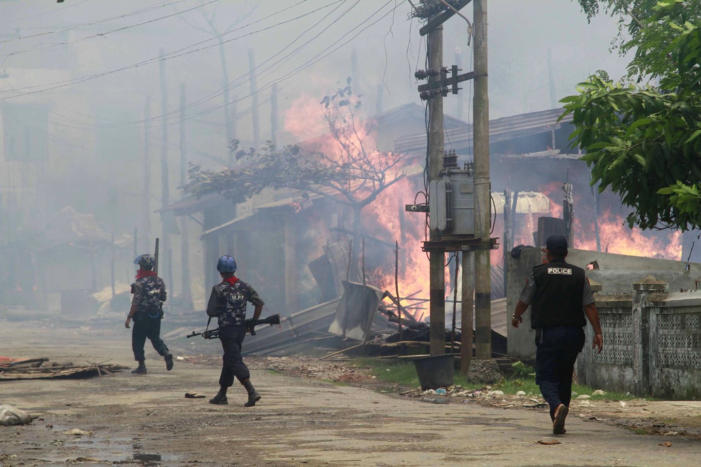 Birma rahutustes süüdatud maja 12. juunil