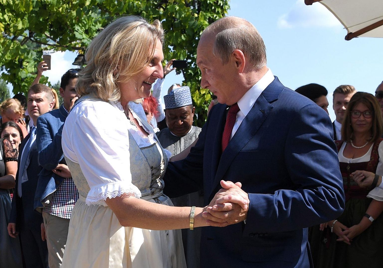 Karin Kneissl ja Vladimir Putin 2018. aastal Gamlitzis pulmas. 