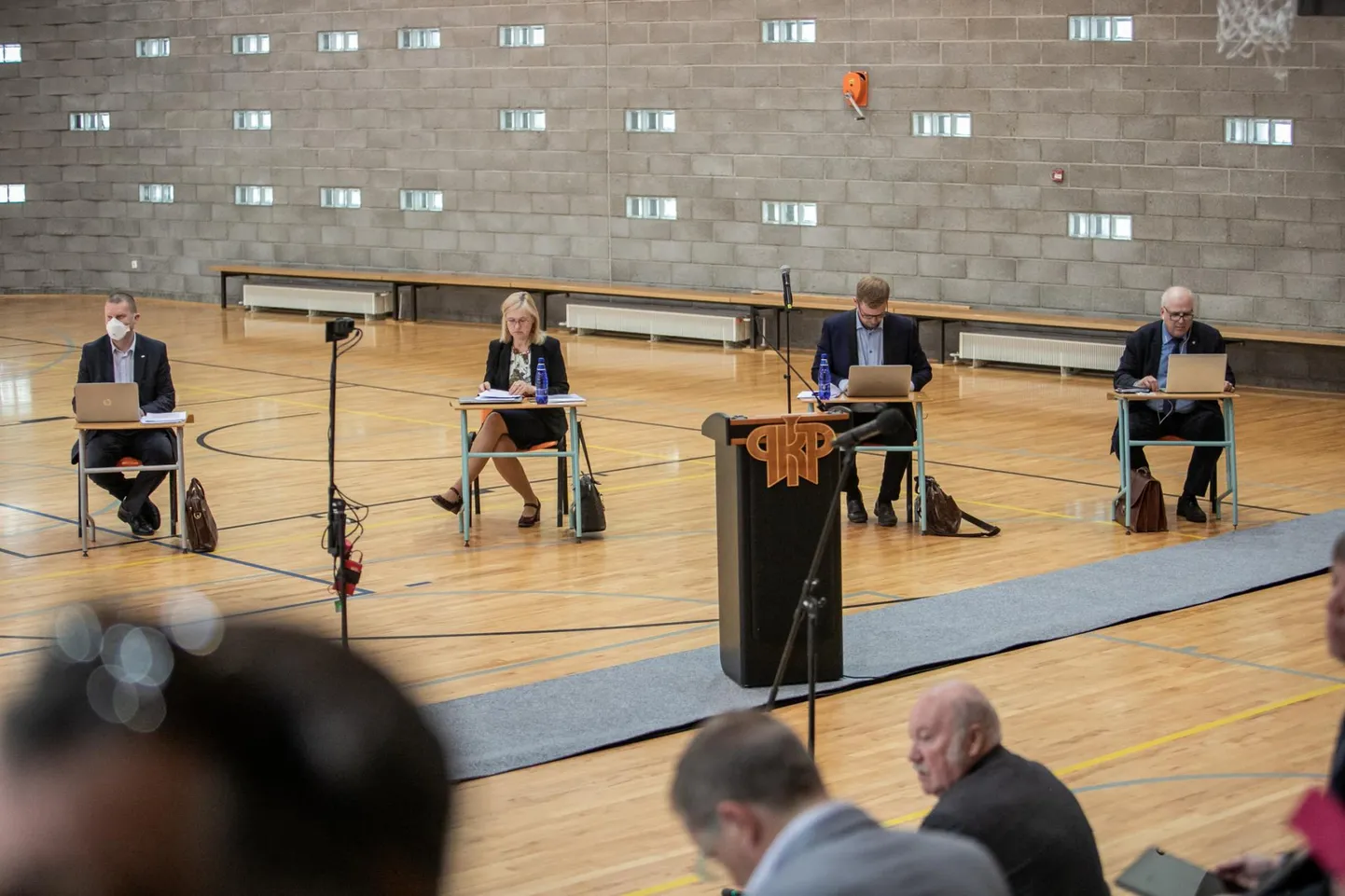 Linnavolikogu istung, Pärnu kesklinna koolide võimla