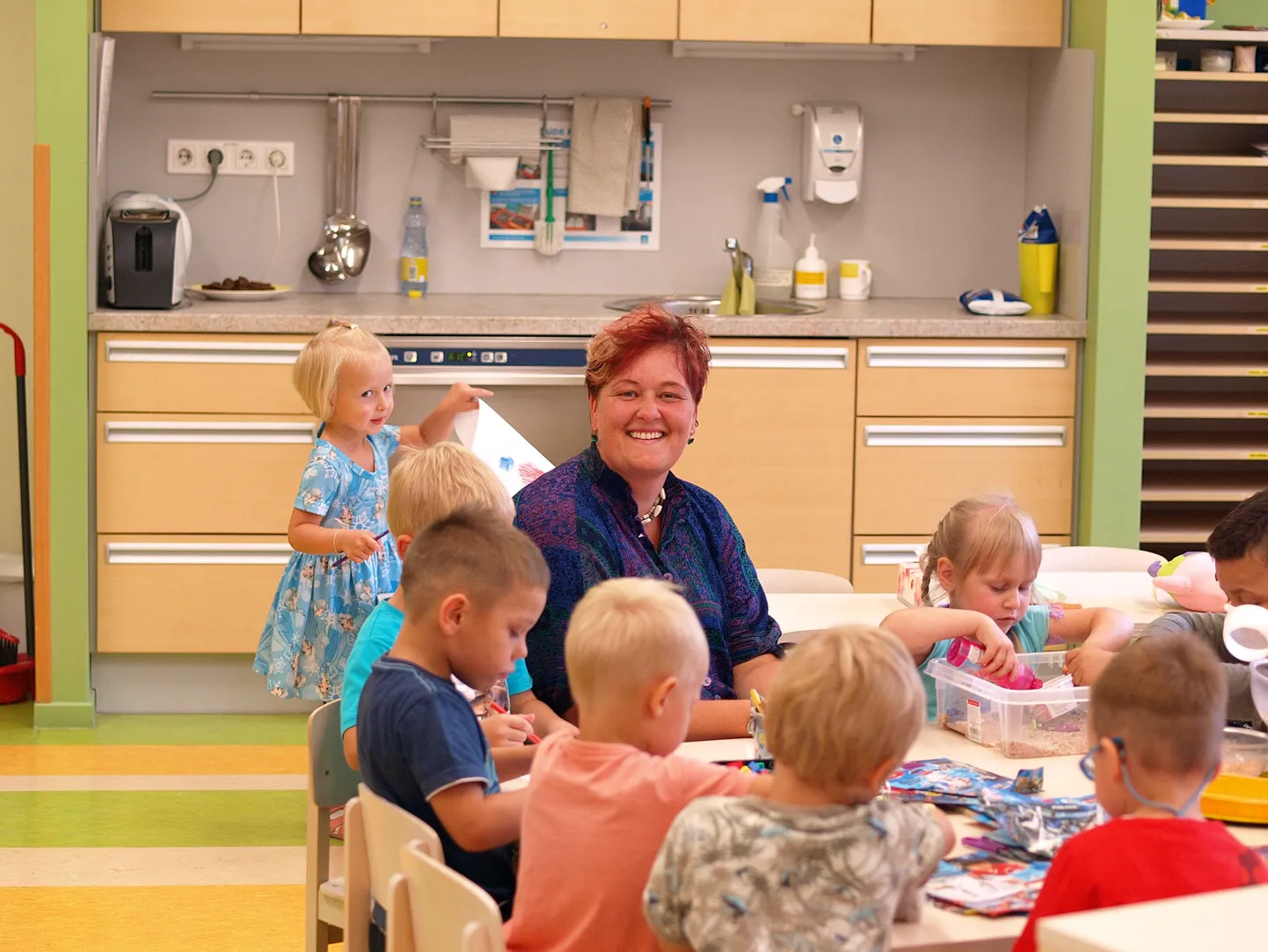 Annelinnas asuva Sipsiku lasteaia Tõrukeste rühma lapsed ei jää õpetaja Kaidi Lahest sammugi maha. Nii kui õpetaja mõne põneva mängu riiulist välja tõstab, on tõrukesed kohe jaol. Nad teavad ka väga hästi, et neid mänge peab hoidma, ei ole nii, et kui midagi katki läheb, toob õpetaja kohe uue.
