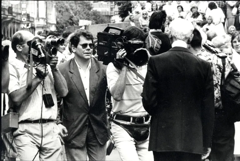 Režisors Juris Podnieks un filmēšanas grupa kopā ar dzejnieku Andreju Eglīti pie Brīvības pieminekļa. Rīga, 1992. gada 14. jūnijs. 
