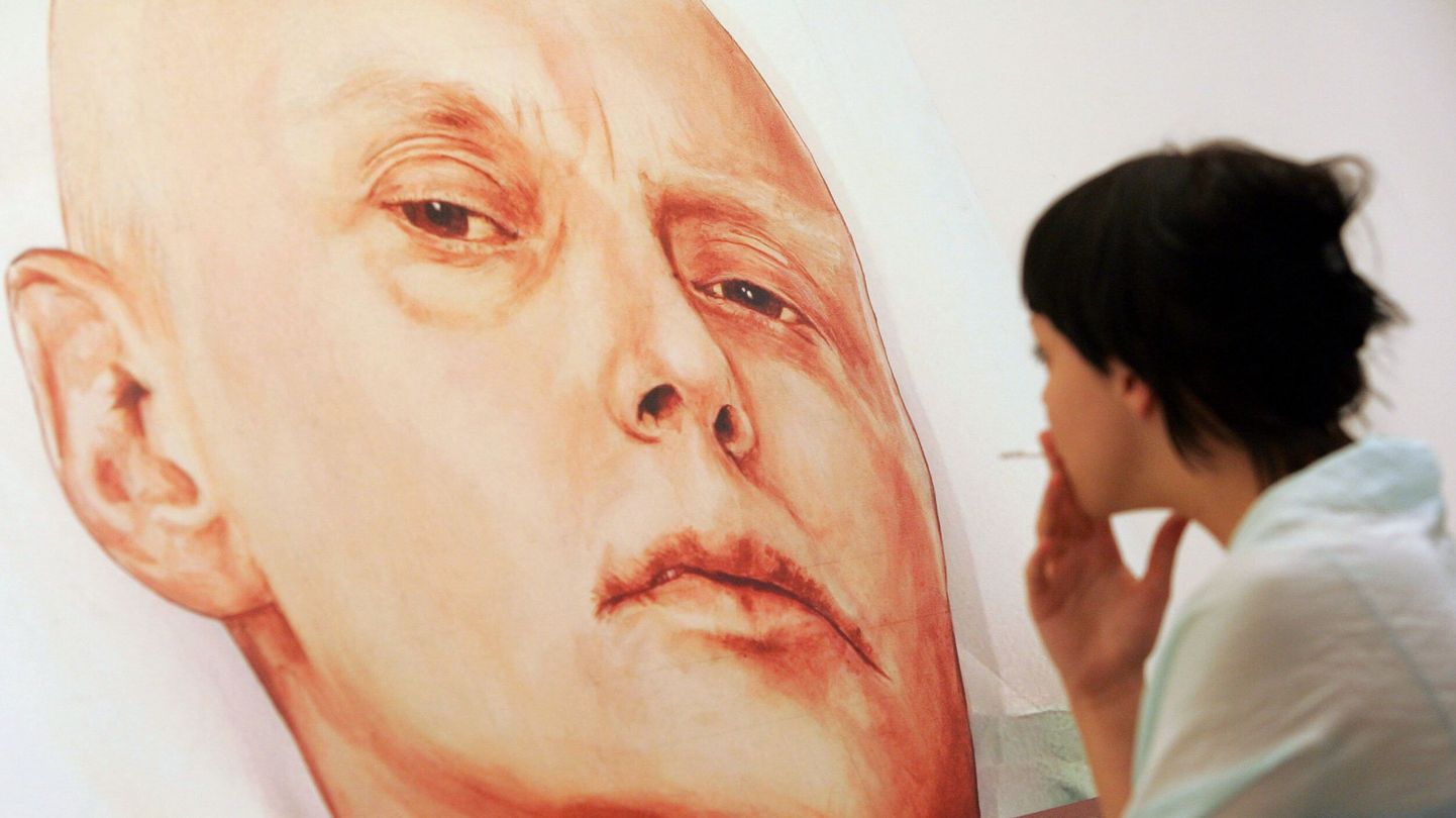 Külastaja Moskva galeriis Aleksandr Litvinenkot kujutava maali ees. Autoriteks Dmitri Vrubel ja Viktoria Timofejeva.