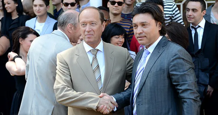 Krievijas vēstnieks Latvijā Aleksandrs Vešņakovs (no kreisās) un "Jaunā viļņa' ģenerāldirektors Aleksandrs Rumjancevs 