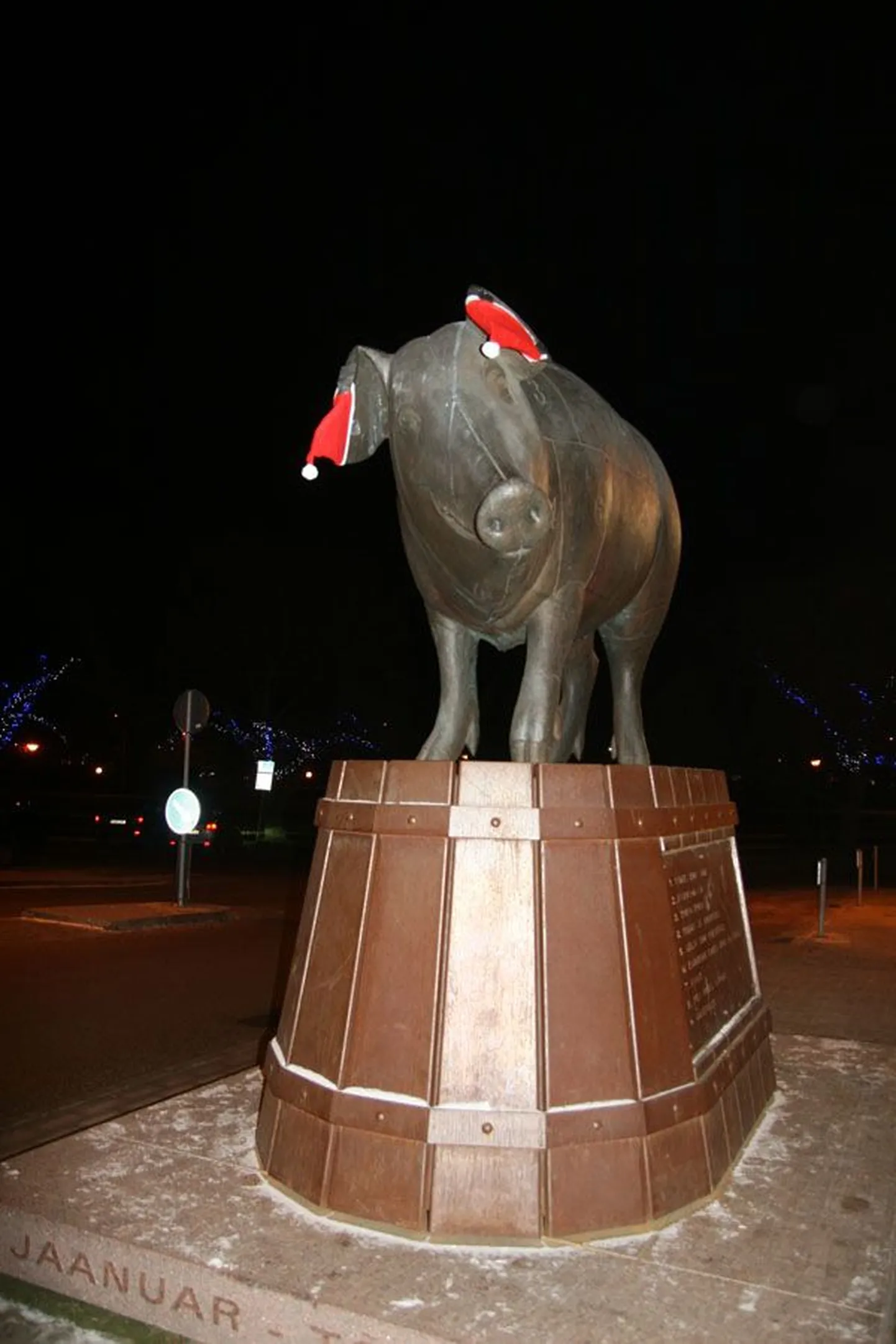 Tartu skulptuurid said mütsid pähe