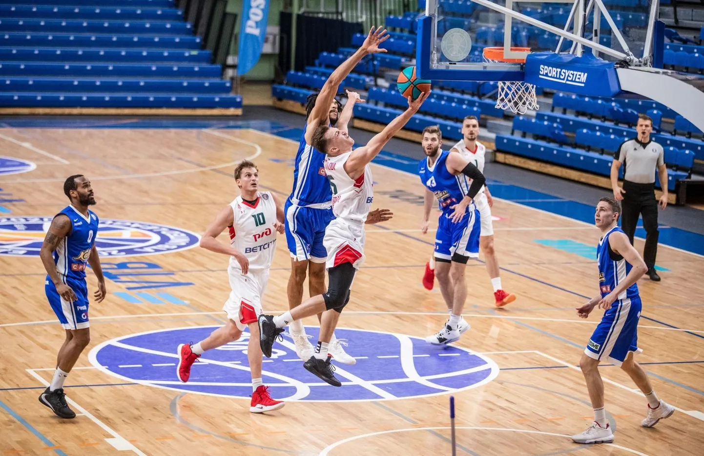 BC Kalev/Cramo meeskond pidas eelmise hooaja viimase mängu just Lokomotiv-Kubaniga, seda Tallinnas tühjade tribüünide ees.  FOTO: Raul Mee